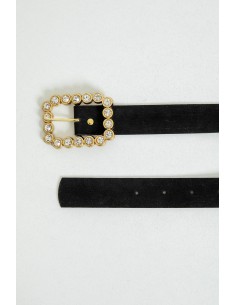 Cinturón negro con hebilla rectangular